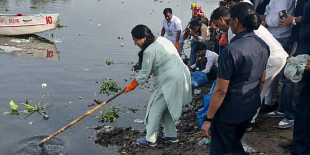 Delhi Yamuna Cleaning Drive: दिल्ली में मुख्यमंत्री रेखा गुप्ता और मंत्री प्रवेश वर्मा ने यमुना सफाई महाअभियान में किया श्रमदान