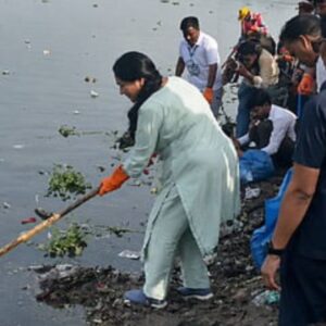 Delhi Yamuna Cleaning Drive: दिल्ली में मुख्यमंत्री रेखा गुप्ता और मंत्री प्रवेश वर्मा ने यमुना सफाई महाअभियान में किया श्रमदान