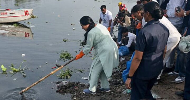 Delhi Yamuna Cleaning Drive: दिल्ली में मुख्यमंत्री रेखा गुप्ता और मंत्री प्रवेश वर्मा ने यमुना सफाई महाअभियान में किया श्रमदान